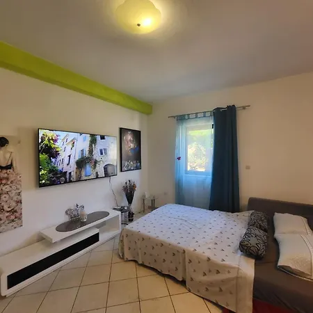 With Private Parking Self Check In Apartman Pula