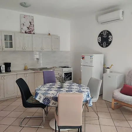 With Private Parking Self Check In Apartman