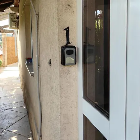 Apartment With Private Parking Self Check In Pula