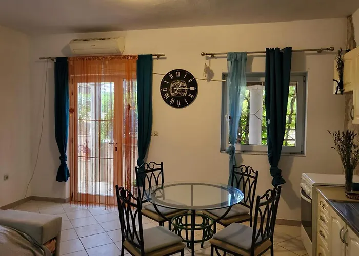Apartman With Private Parking Self Check In *