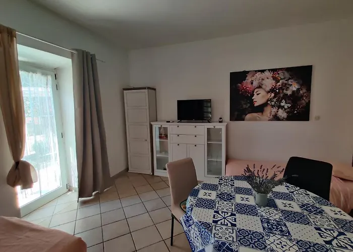Apartman With Private Parking Self Check In Póla