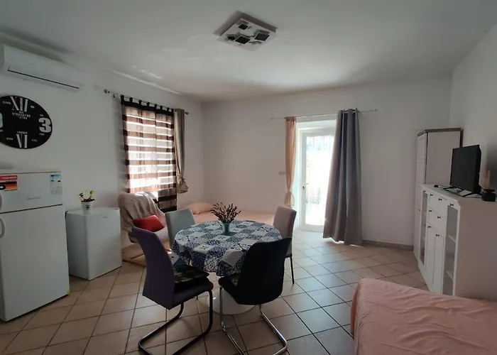 Apartman With Private Parking Self Check In