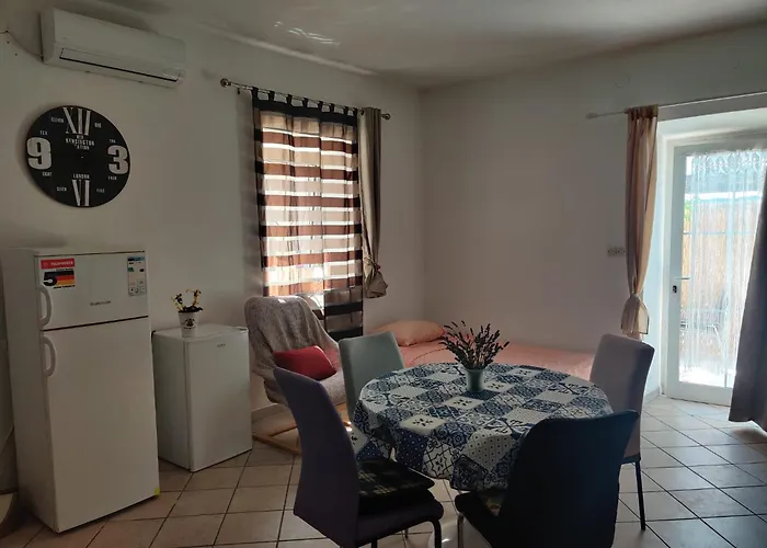 With Private Parking Self Check In Apartman