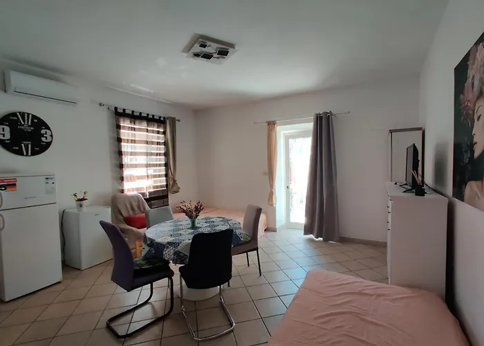 Apartman With Private Parking Self Check In Póla