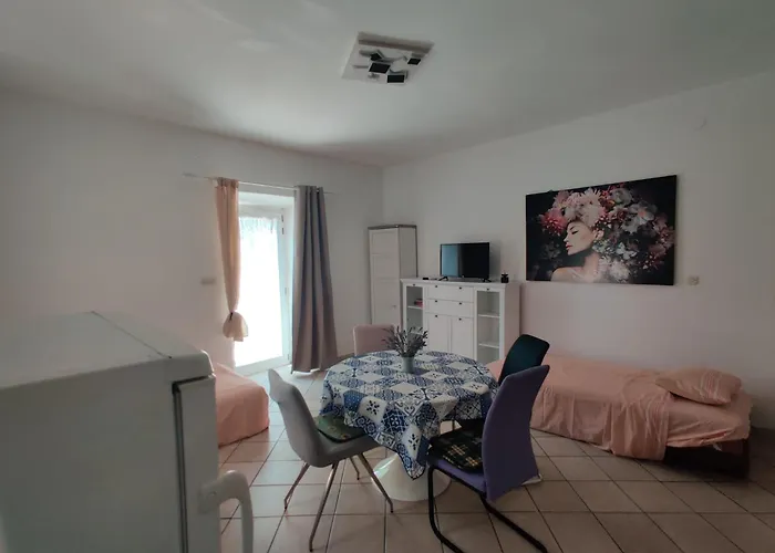 Apartman With Private Parking Self Check In