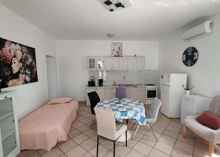 Apartman With Private Parking Self Check In