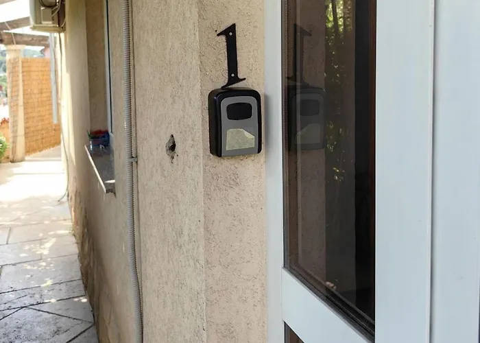 Apartman With Private Parking Self Check In Póla