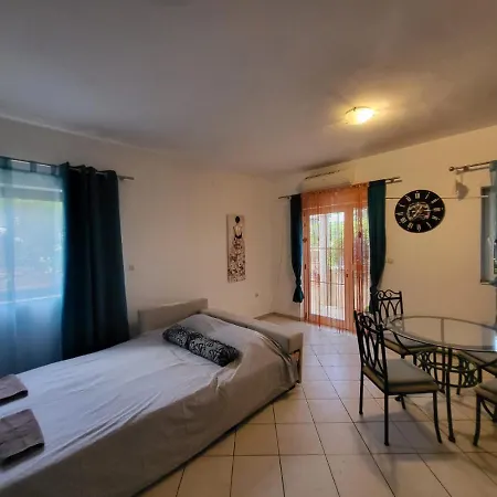 With Private Parking Self Check In Apartman *