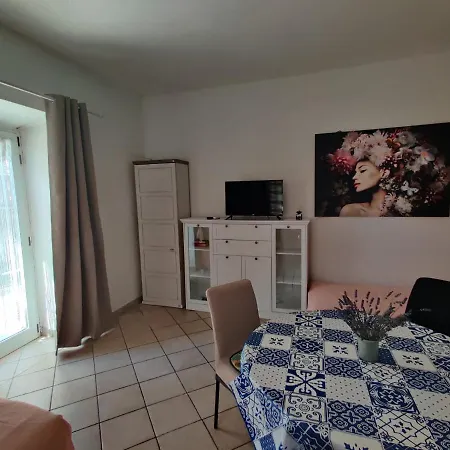 Apartamento With Private Parking Self Check In Pula