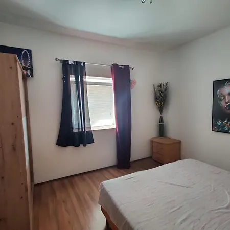 Apartamento With Private Parking Self Check In Pula