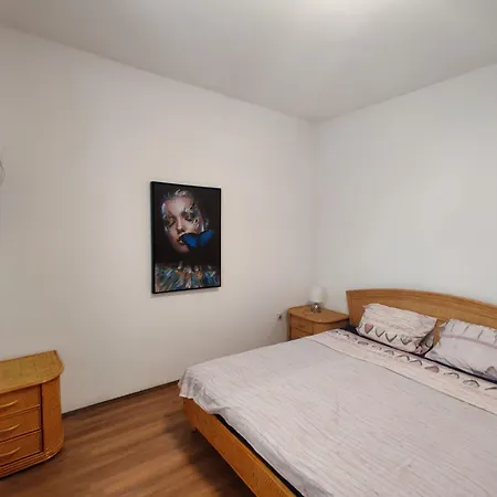 With Private Parking Self Check In Apartman *