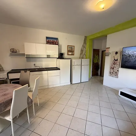 Appartamento With Private Parking Self Check In Pola